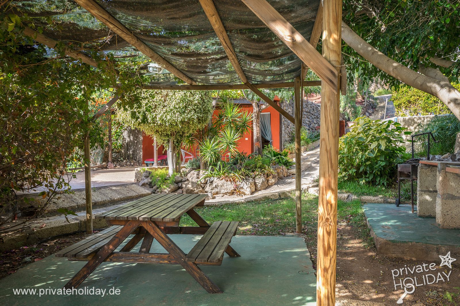 Zona ombreggiata con tavolo da picnic in giardino – Candelaria, Tenerife