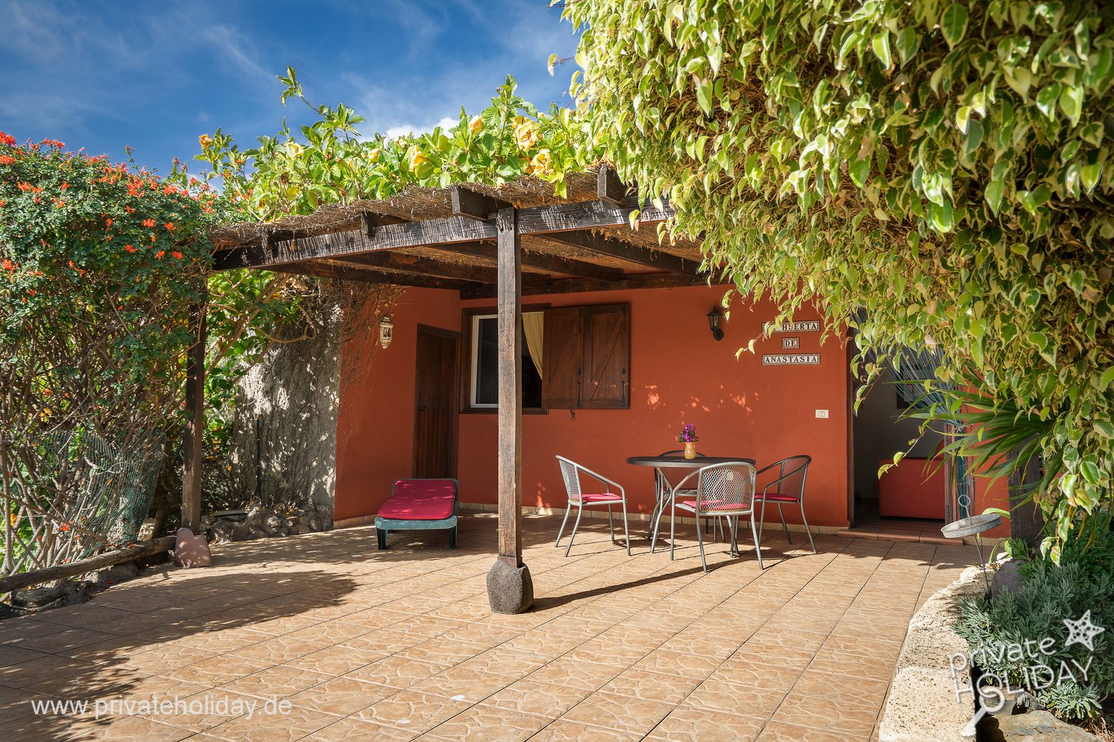 Terrazza coperta con tavolo e lettino – Candelaria, Tenerife