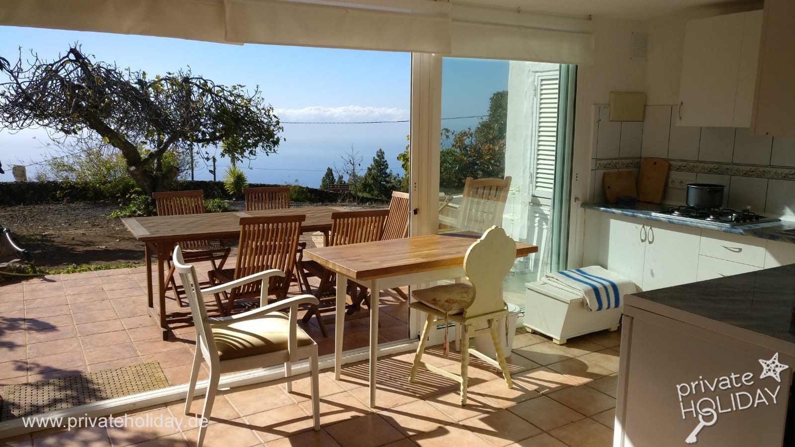 Coin repas avec portes-fenêtres et vue mer – Chio, Ténérife