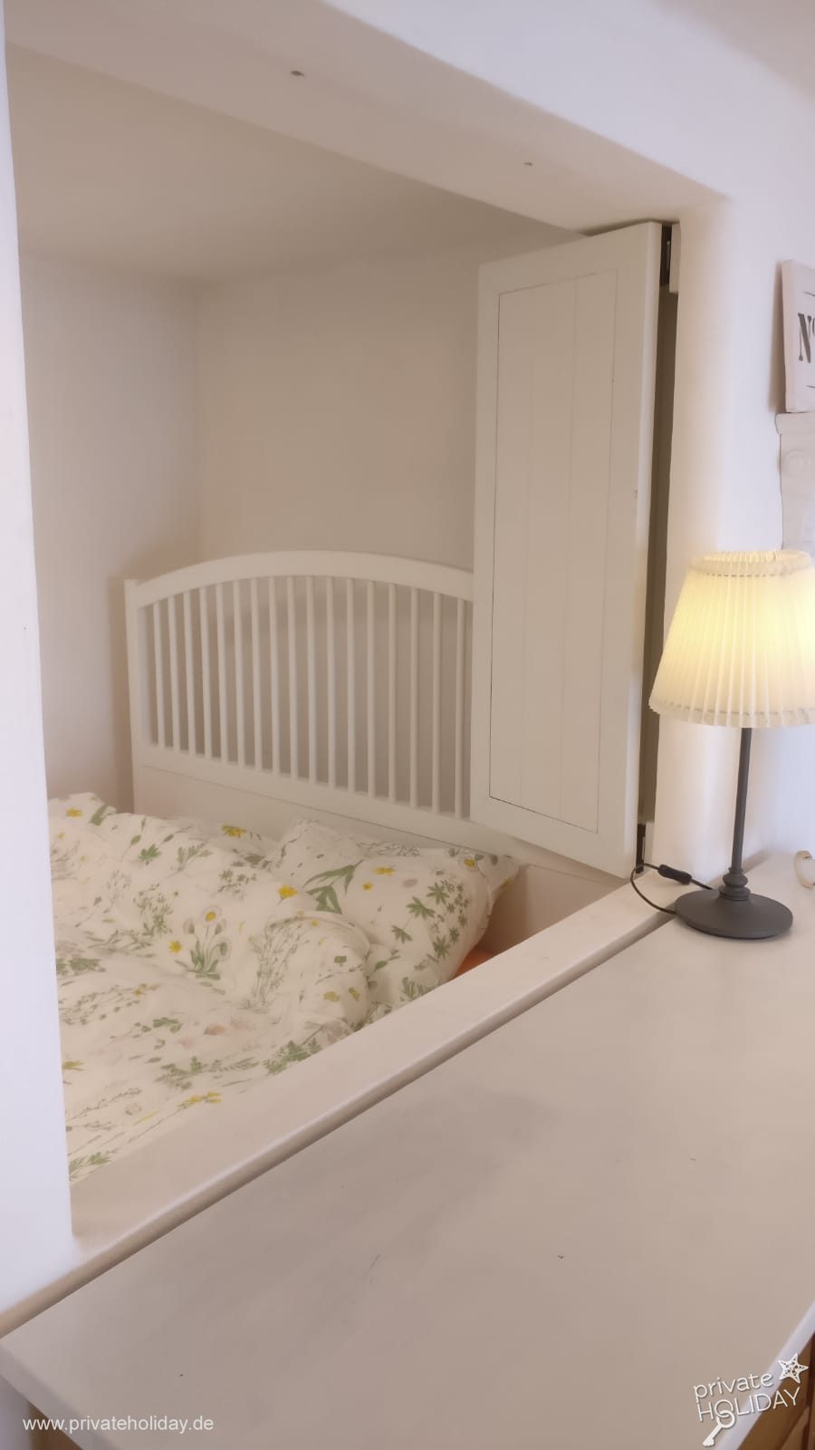 Espace nuit avec lit et lampe de table – Chio, Ténérife