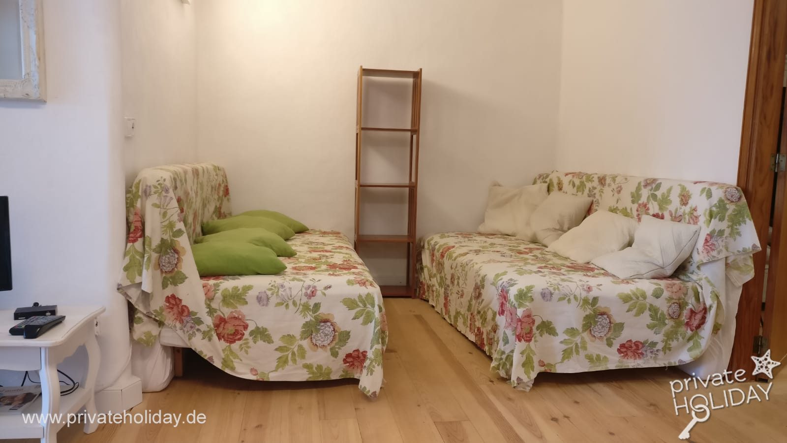 Salon avec deux canapés et étagère – Chio, Ténérife
