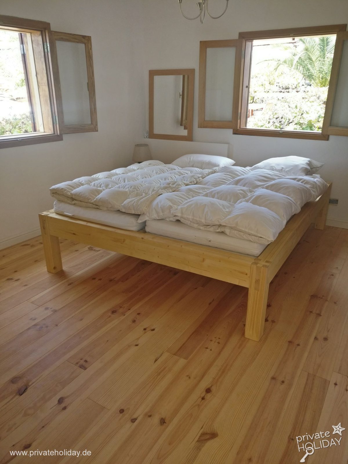 Dormitorio luminoso con cama doble y suelo de madera – Chio, Tenerife