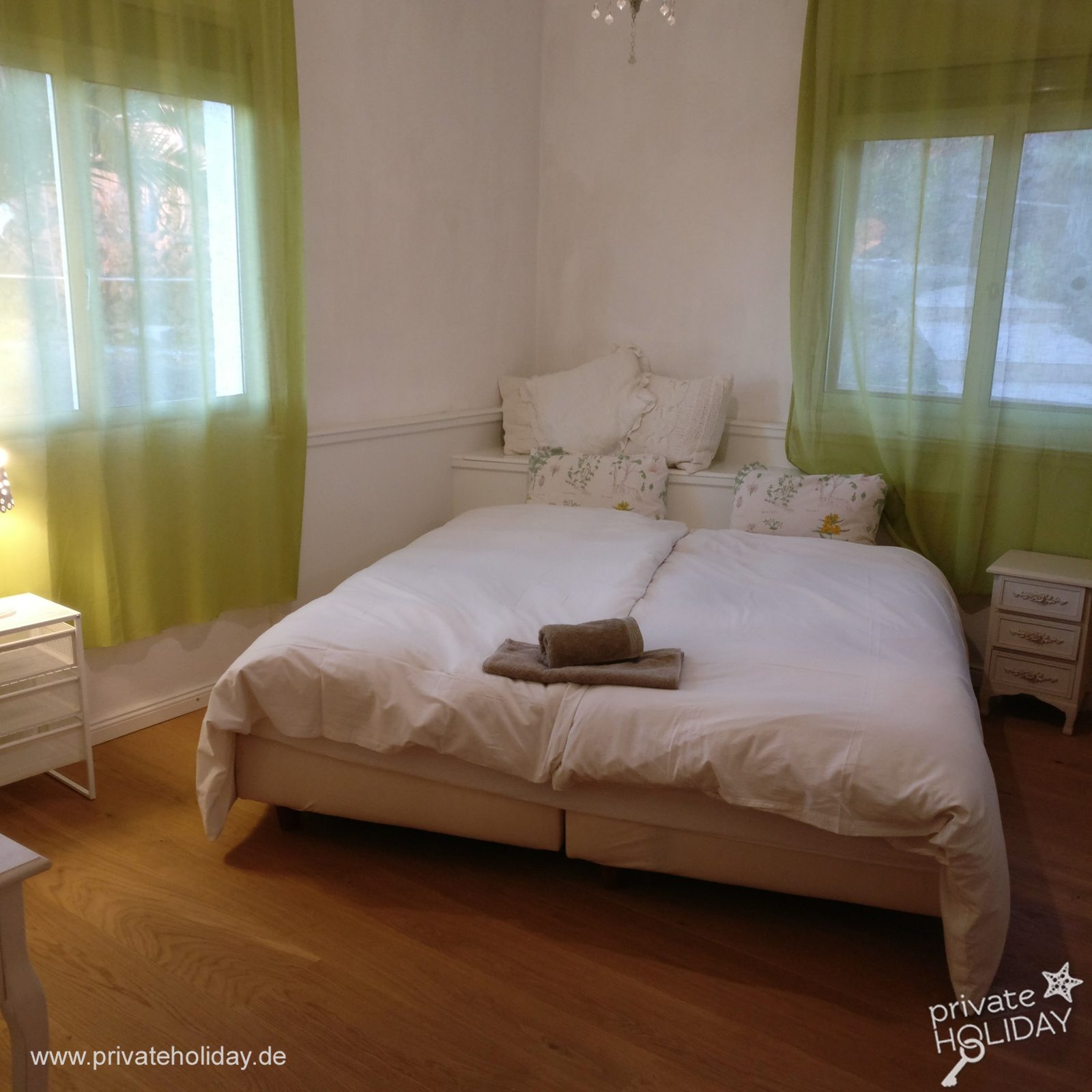 Chambre avec lit double et rideaux verts – Chio, Ténérife