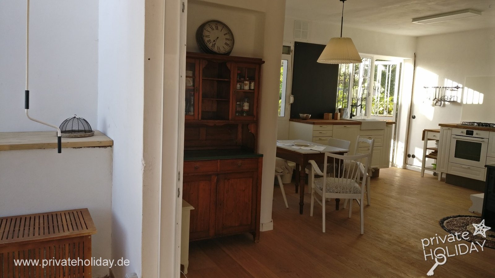 Salon et salle à manger avec buffet et poêle – Chio, Ténérife
