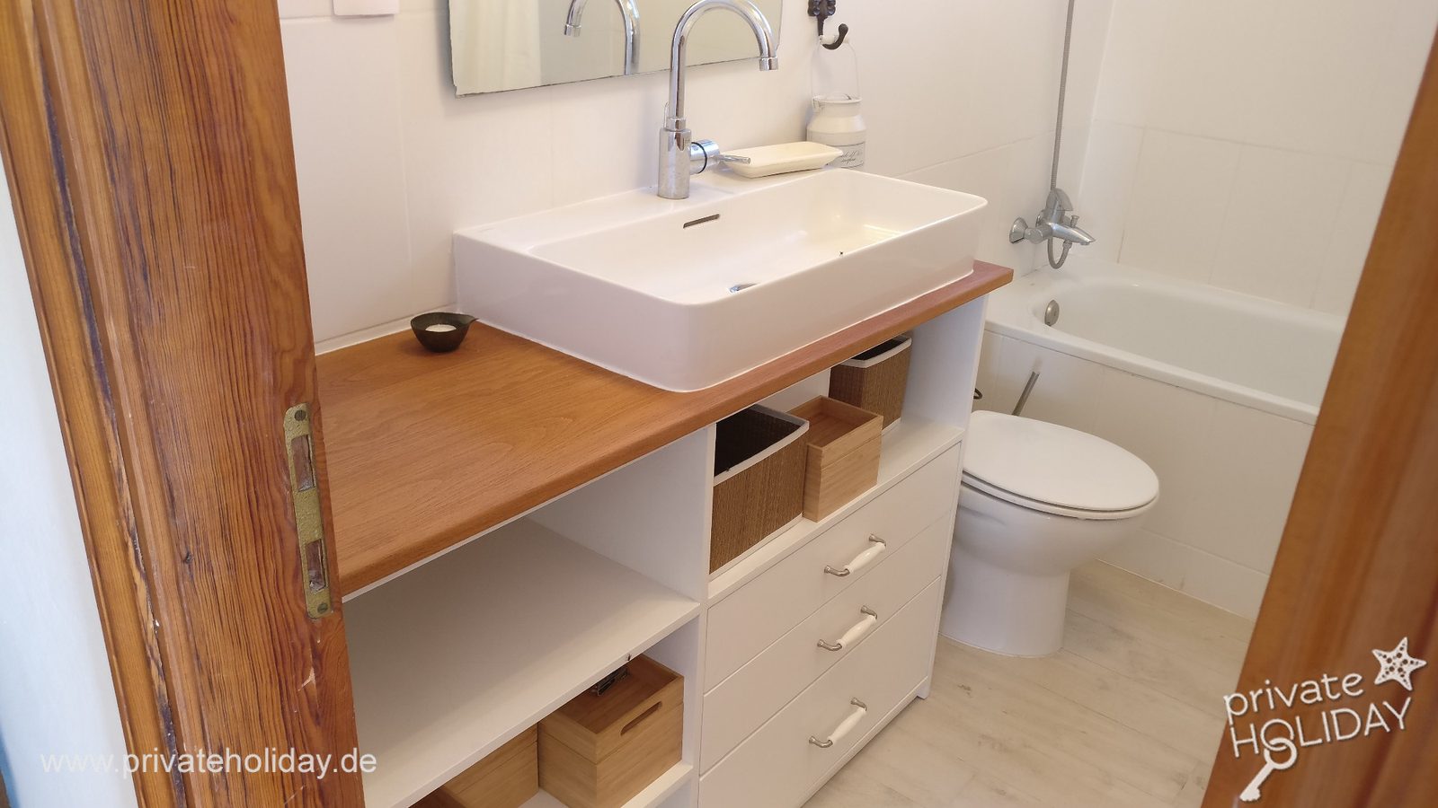 Bathroom with sink and bathtub – Chio, Tenerife