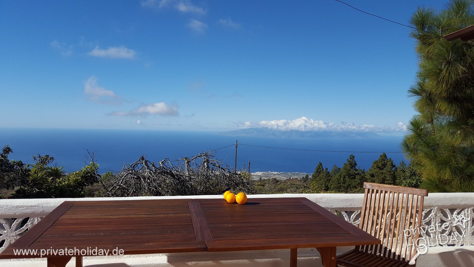 Terras met houten tafel en zeezicht – Chio, Teneriffa