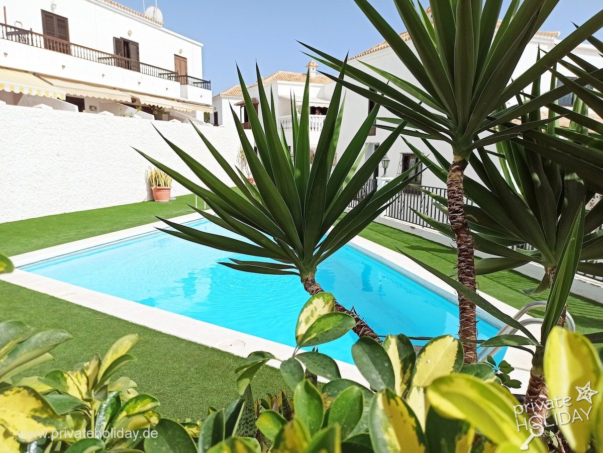 Pool with lawn and palm trees – Chayofa, Tenerife