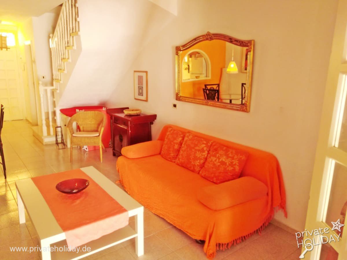 Salon z pomarańczową sofą i schodami – Chayofa, Tenerife