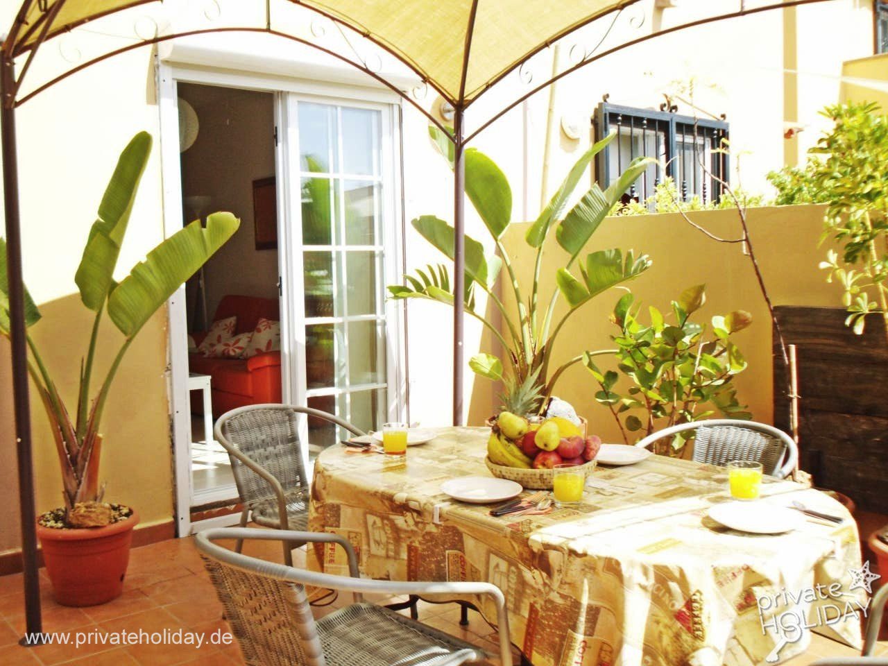 Terrasse couverte avec table à manger et plantes – Chayofa, Ténérife