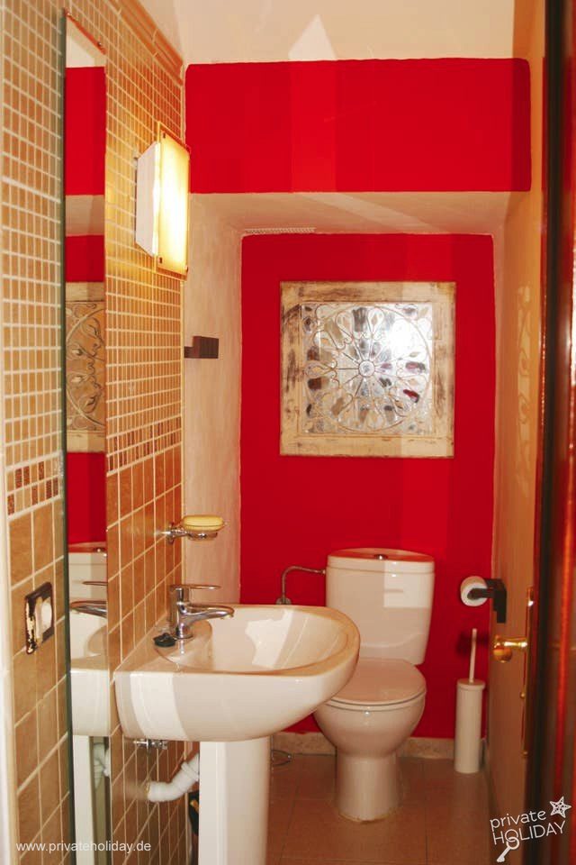 Petite salle de bain avec lavabo et toilettes – Chayofa, Ténérife