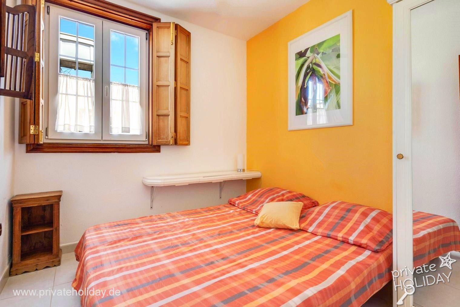 Chambre avec lit double et volets en bois – Chayofa, Ténérife