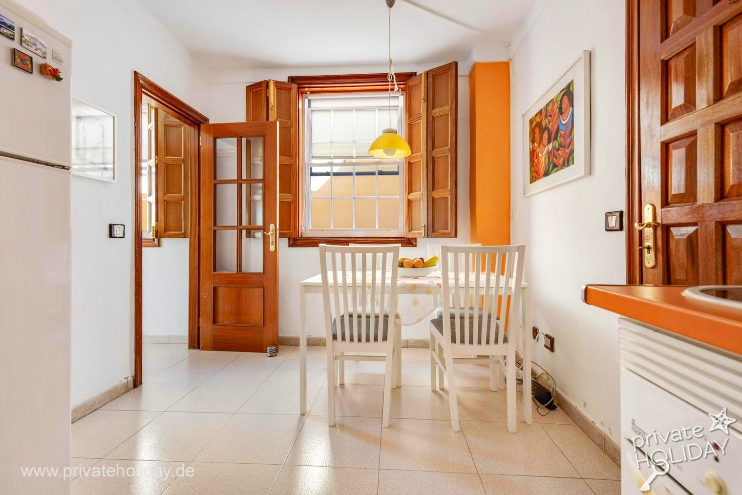 Coin repas avec portes en bois et fenêtre – Chayofa, Ténérife