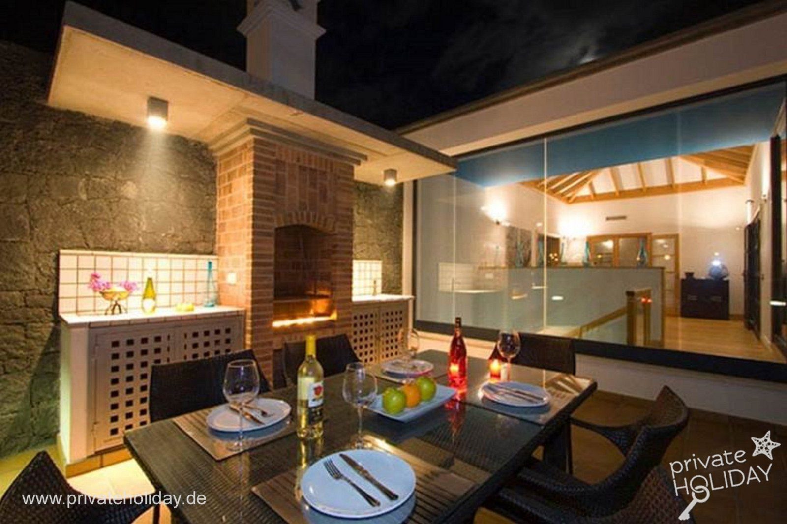 Overdekt terras met eettafel en barbecue – Playa Blanca, Lanzarote