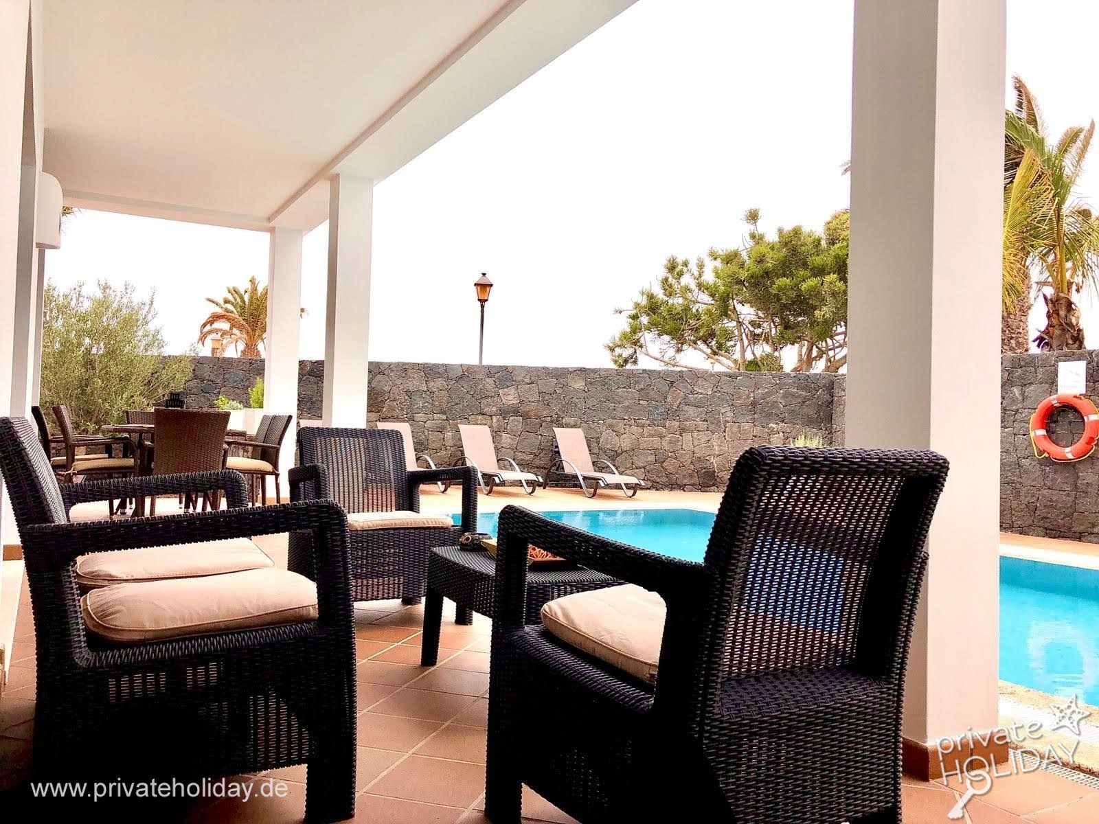 Overdekt terras bij het zwembad met loungestoelen – Playa Blanca, Lanzarote