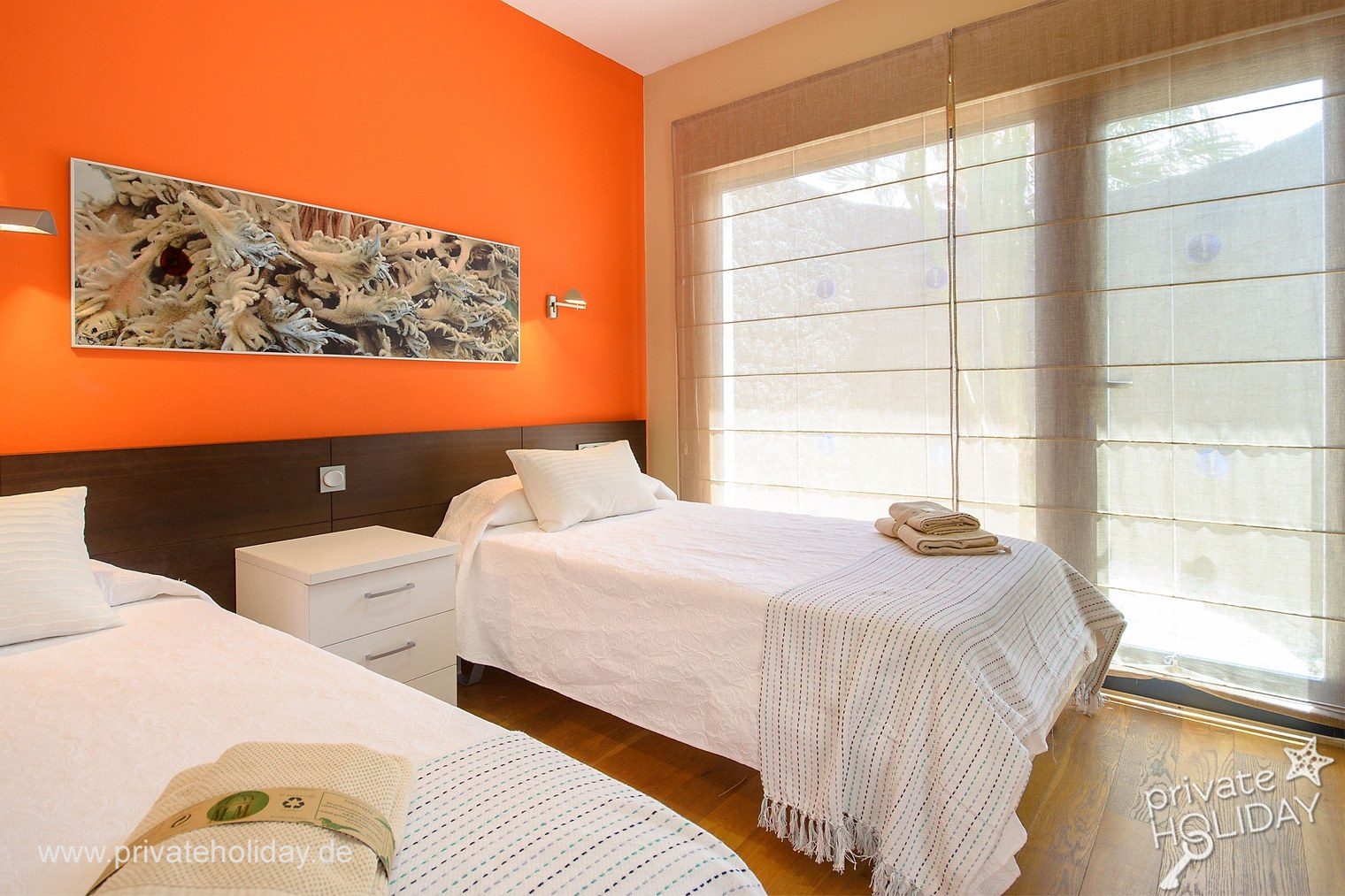 Slaapkamer met twee eenpersoonsbedden en grote ramen – Playa Blanca, Lanzarote