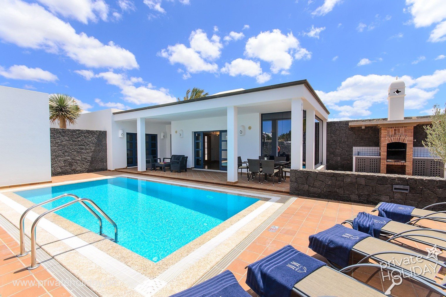 Privézwembad met ligbedden en terras – Playa Blanca, Lanzarote