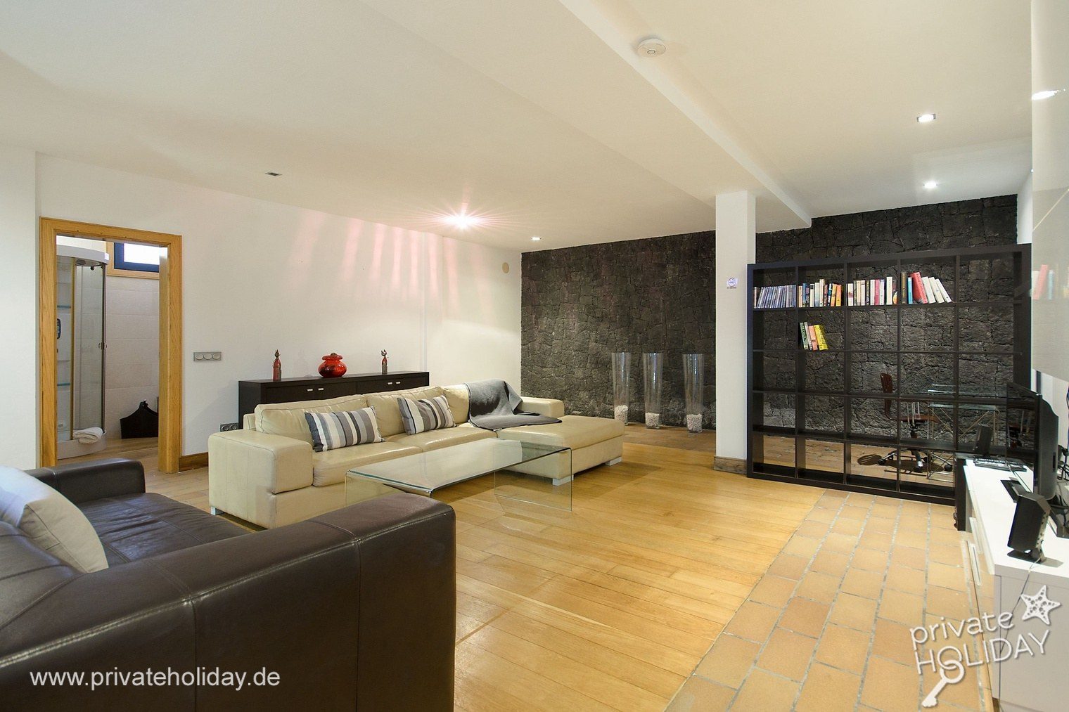 Woonkamer met bank en boekenkast – Playa Blanca, Lanzarote