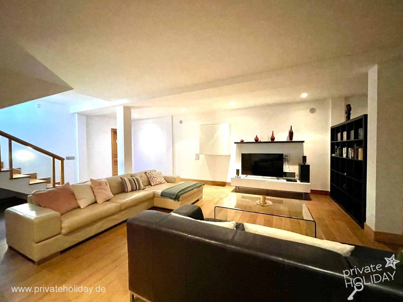 Woonkamer met leren bank en tv-wand – Playa Blanca, Lanzarote
