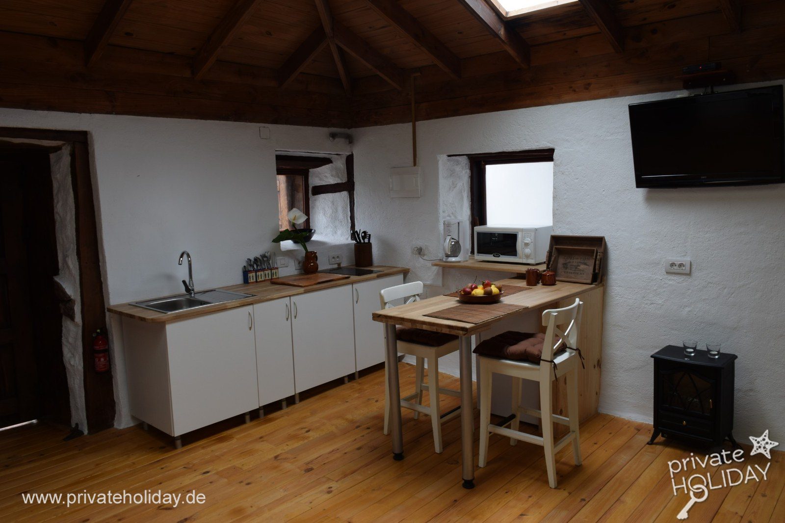 Zona cucina luminosa con tavolo da pranzo e soffitto in legno – Icod de los Vinos, Tenerife