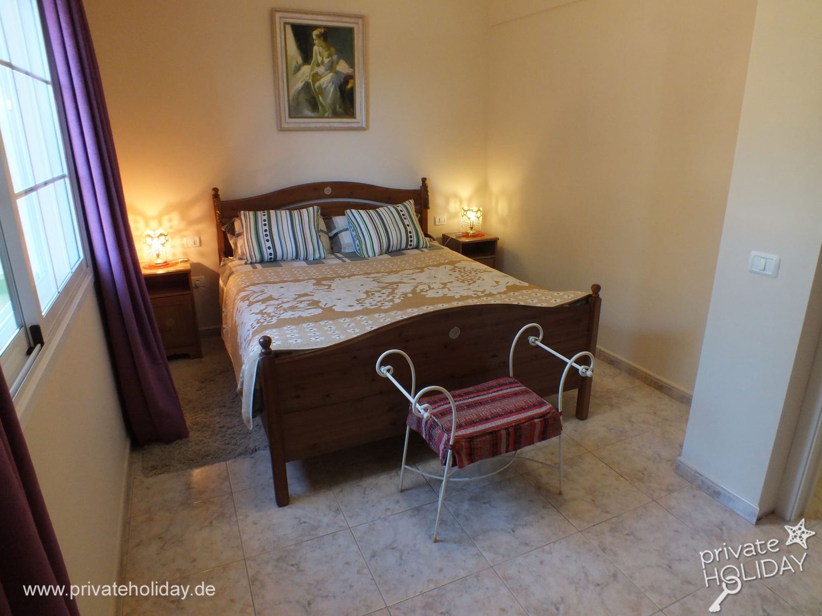Slaapkamer met houten bed en raam – La Orotava, Teneriffa