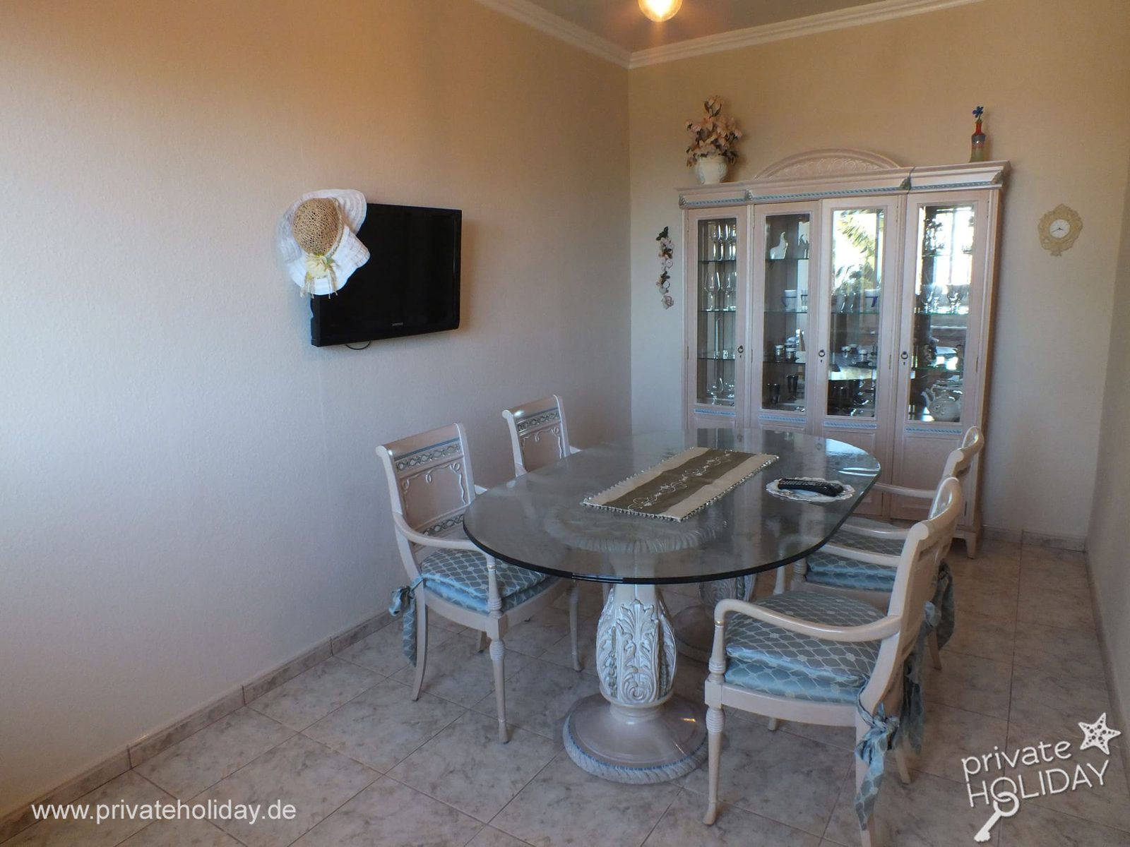 Eetkamer met glazen tafel en vitrinekast – La Orotava, Teneriffa