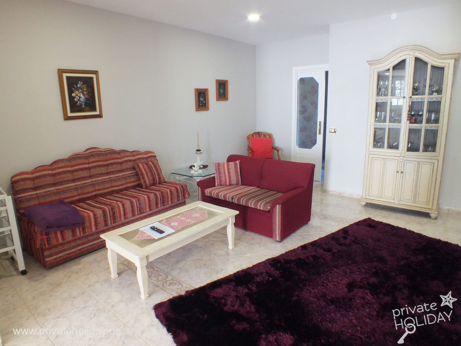 Woonkamer met gestreepte bank en vitrinekast – La Orotava, Teneriffa