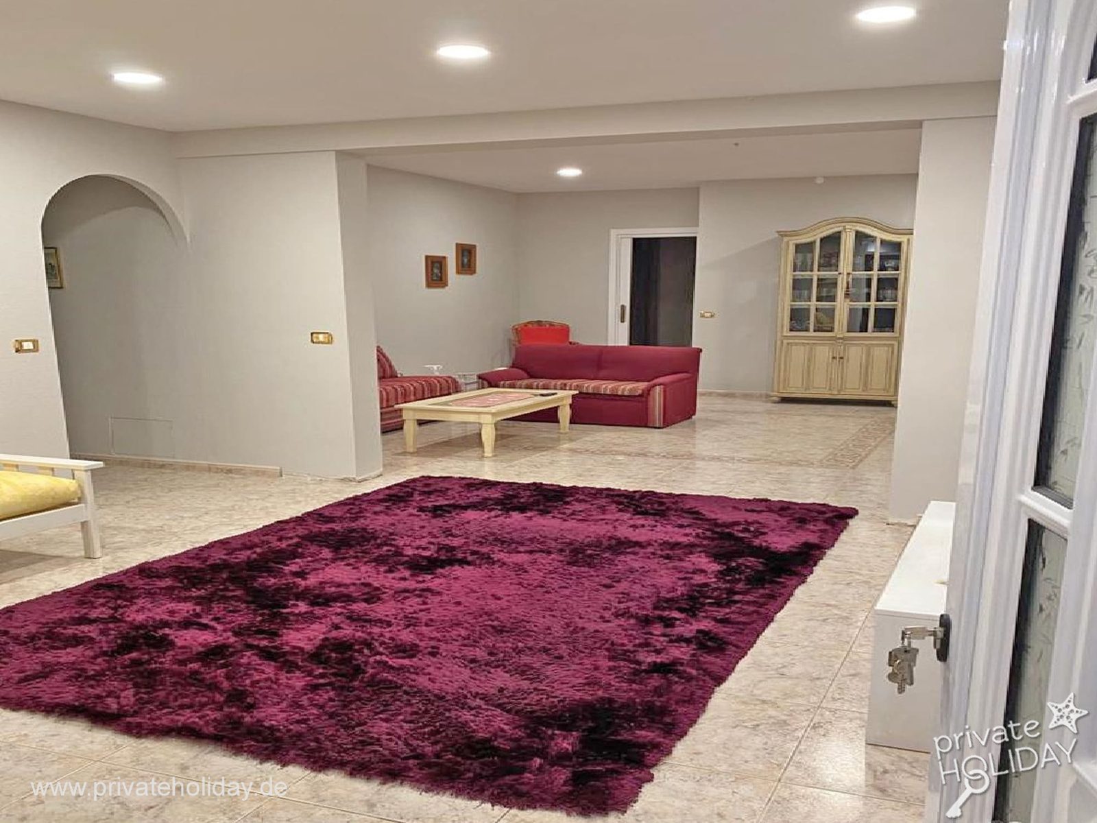 Grote woonkamer met paars vloerkleed en bank – La Orotava, Teneriffa