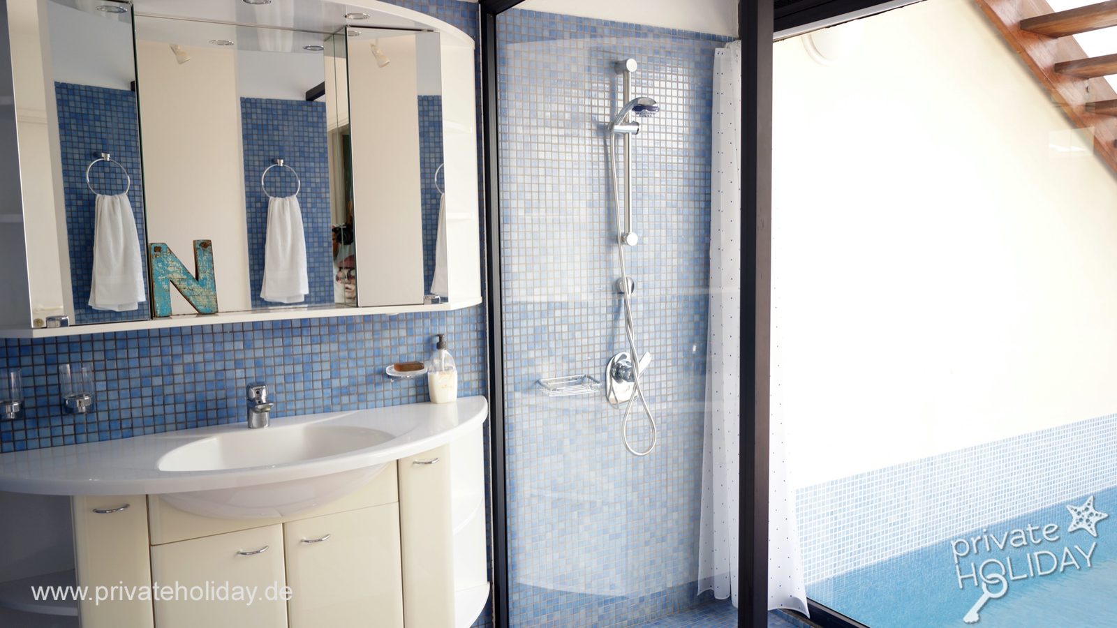 Badezimmer mit Waschbecken und Duschkabine – Costa Calma, Fuerteventura