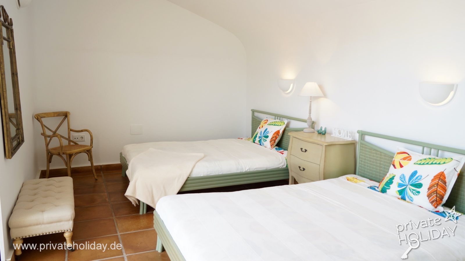 Schlafzimmer mit zwei Einzelbetten und Fenster – Costa Calma, Fuerteventura
