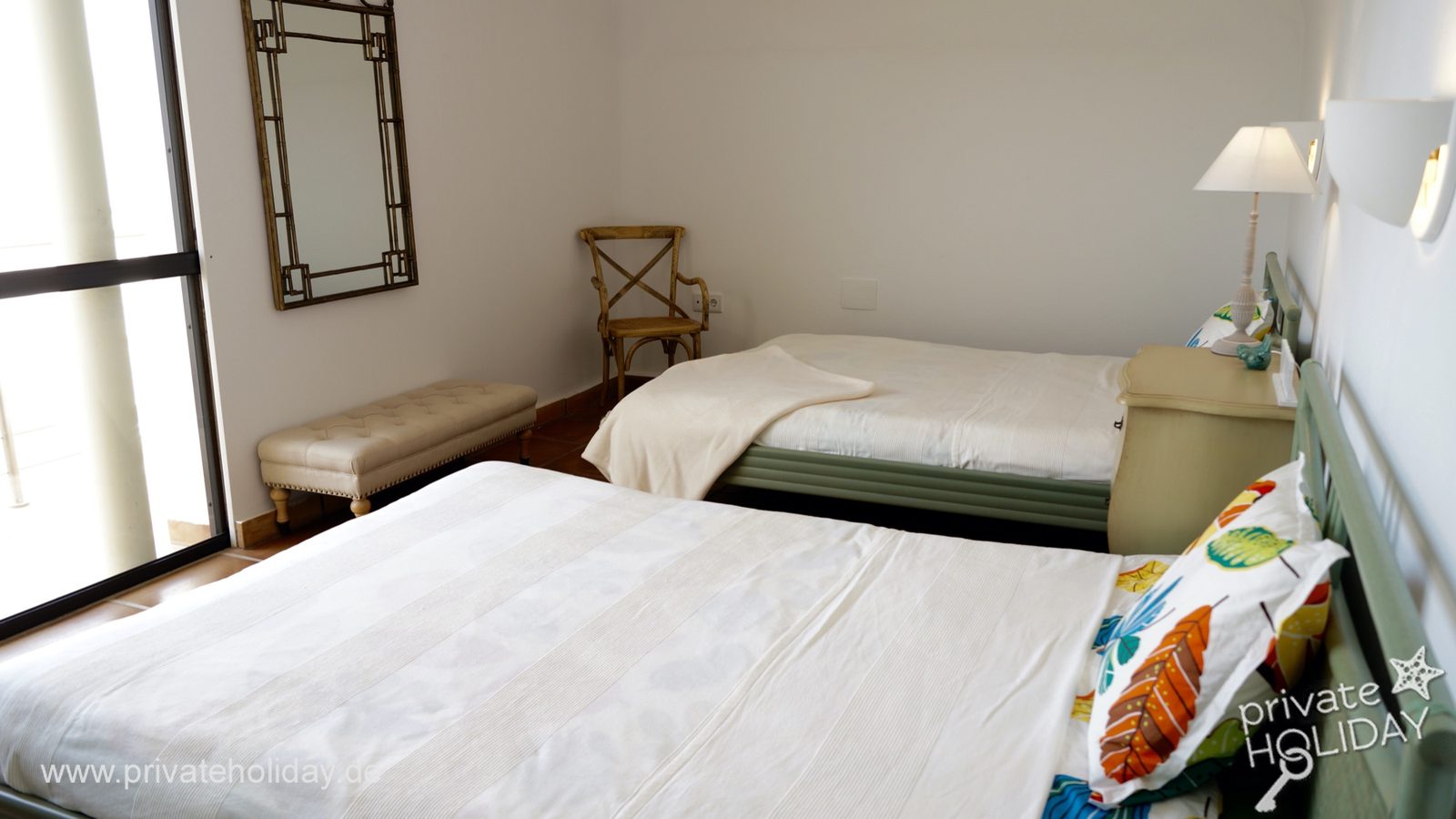Schlafzimmer mit zwei Betten und Terrassentür – Costa Calma, Fuerteventura