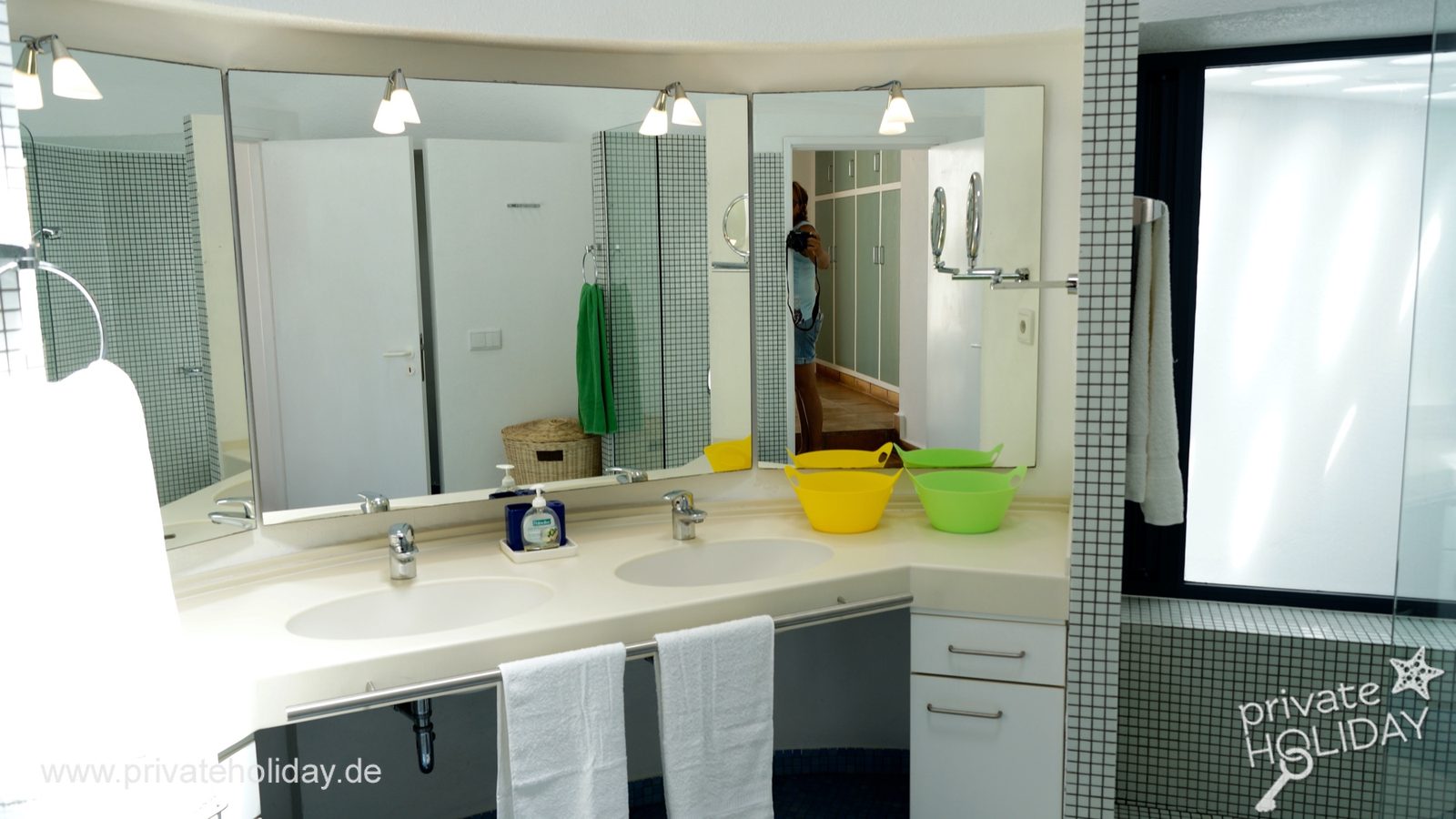 Badezimmer mit Doppelwaschbecken und großer Spiegelfront – Costa Calma, Fuerteventura