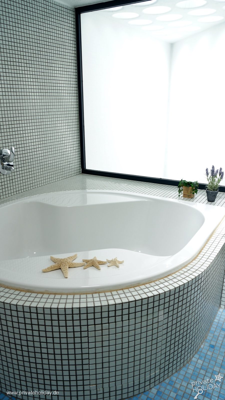Badezimmer mit Eckbadewanne und Mosaikfliesen – Costa Calma, Fuerteventura