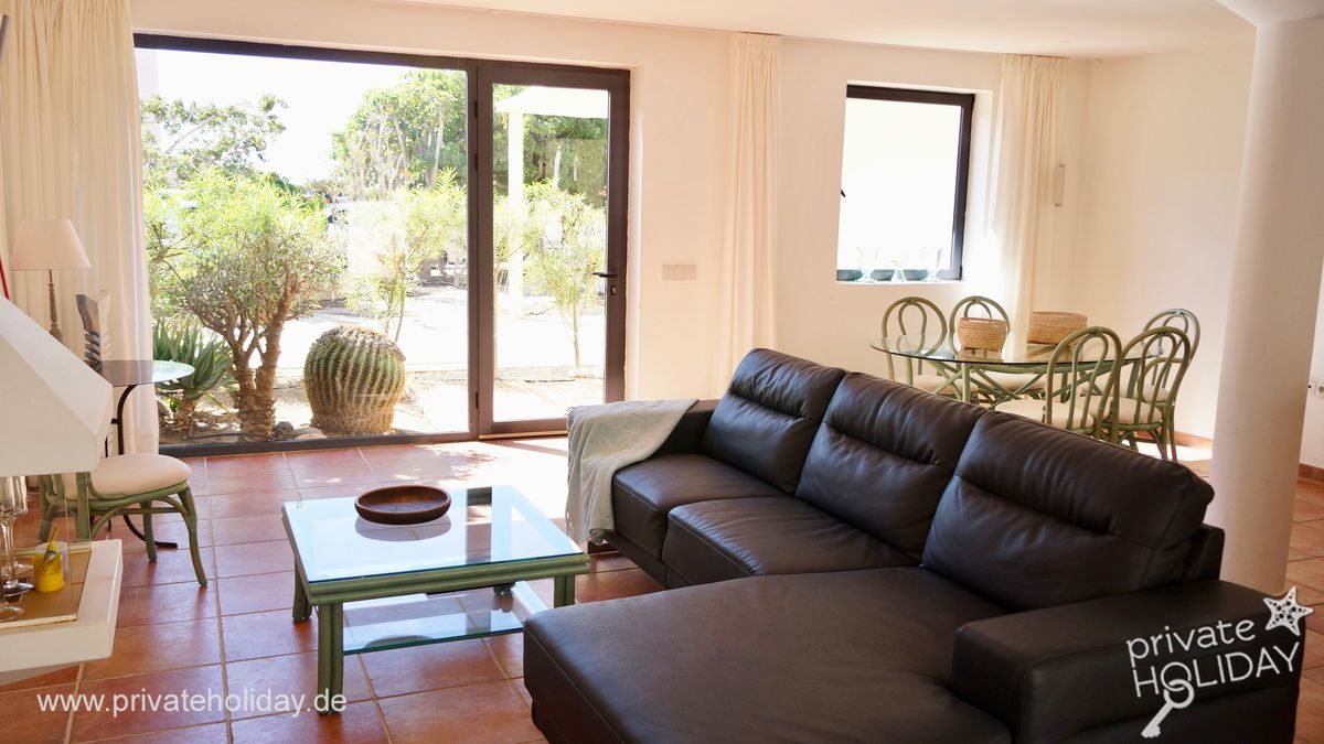 Wohnzimmer mit Schiebetür und Gartenzugang – Costa Calma, Fuerteventura