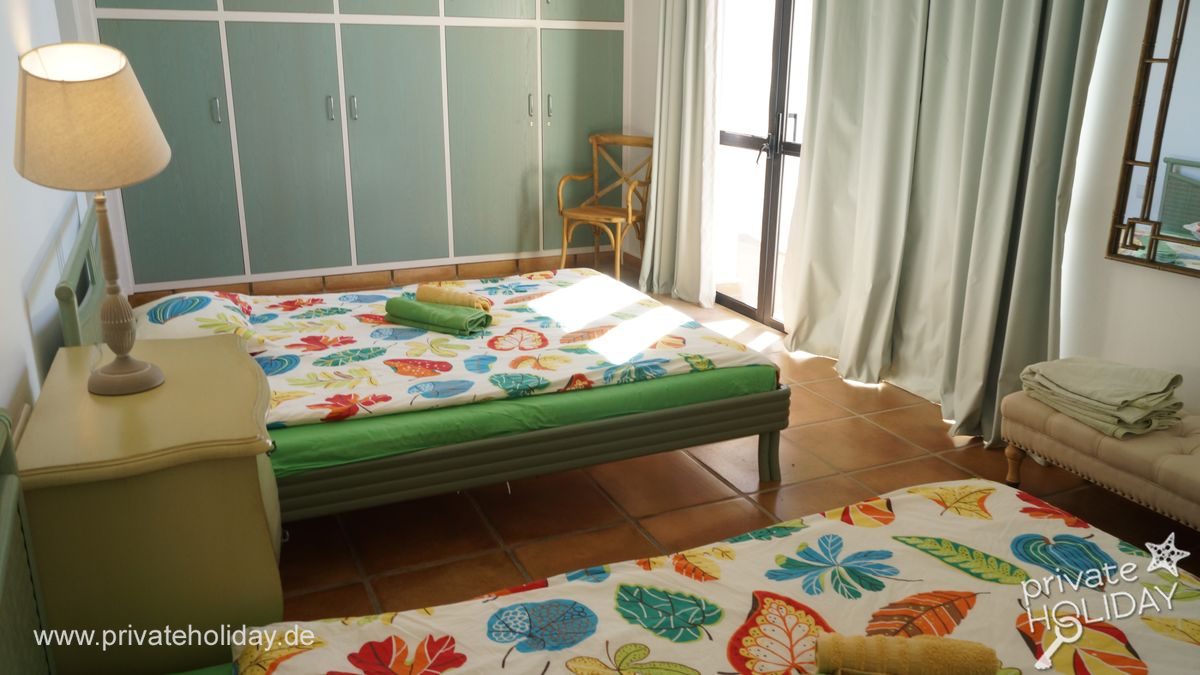 Schlafzimmer mit zwei Betten und Kleiderschrank – Costa Calma, Fuerteventura