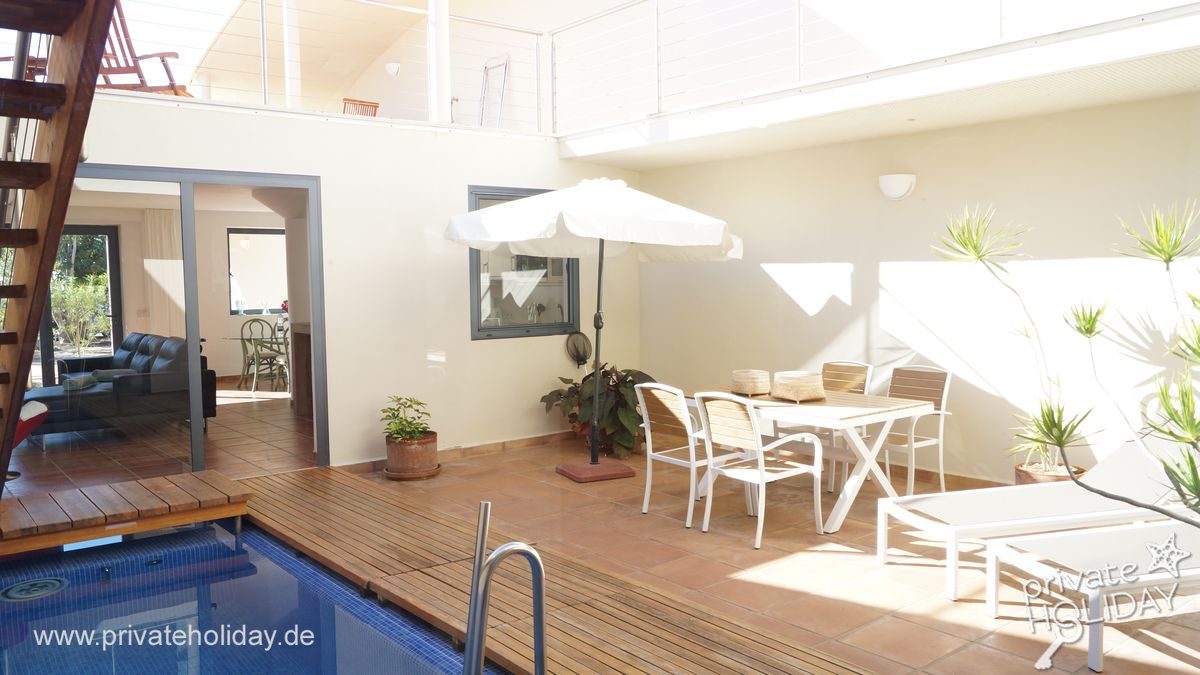 Überdachte Poolterrasse mit Esstisch und Liegen – Costa Calma, Fuerteventura