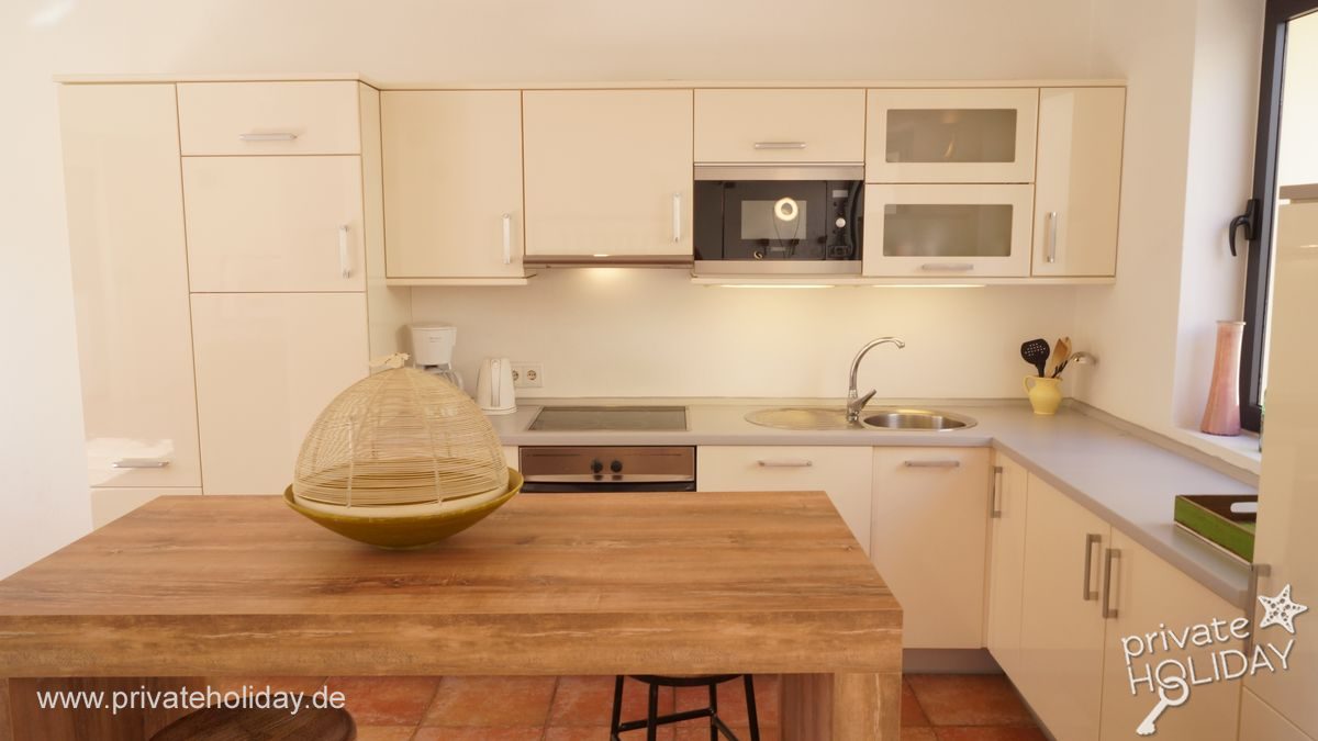Helle Küche mit Holztisch und Einbaugeräten – Costa Calma, Fuerteventura