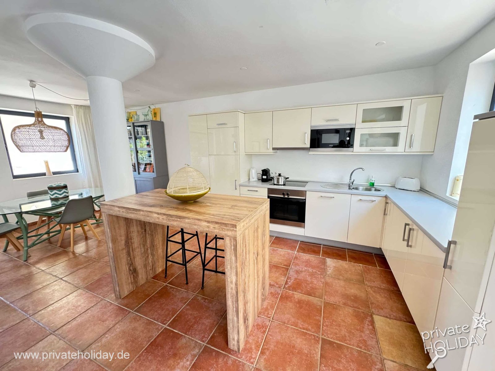 Große Wohnküche mit Holztisch und Terrakottaboden – Costa Calma, Fuerteventura