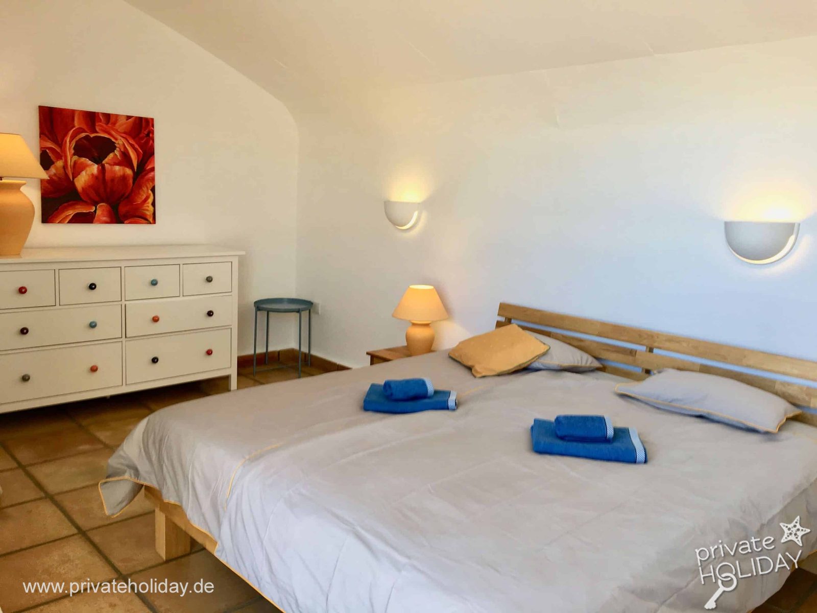 Helles Schlafzimmer mit Doppelbett und Kommode – Costa Calma, Fuerteventura