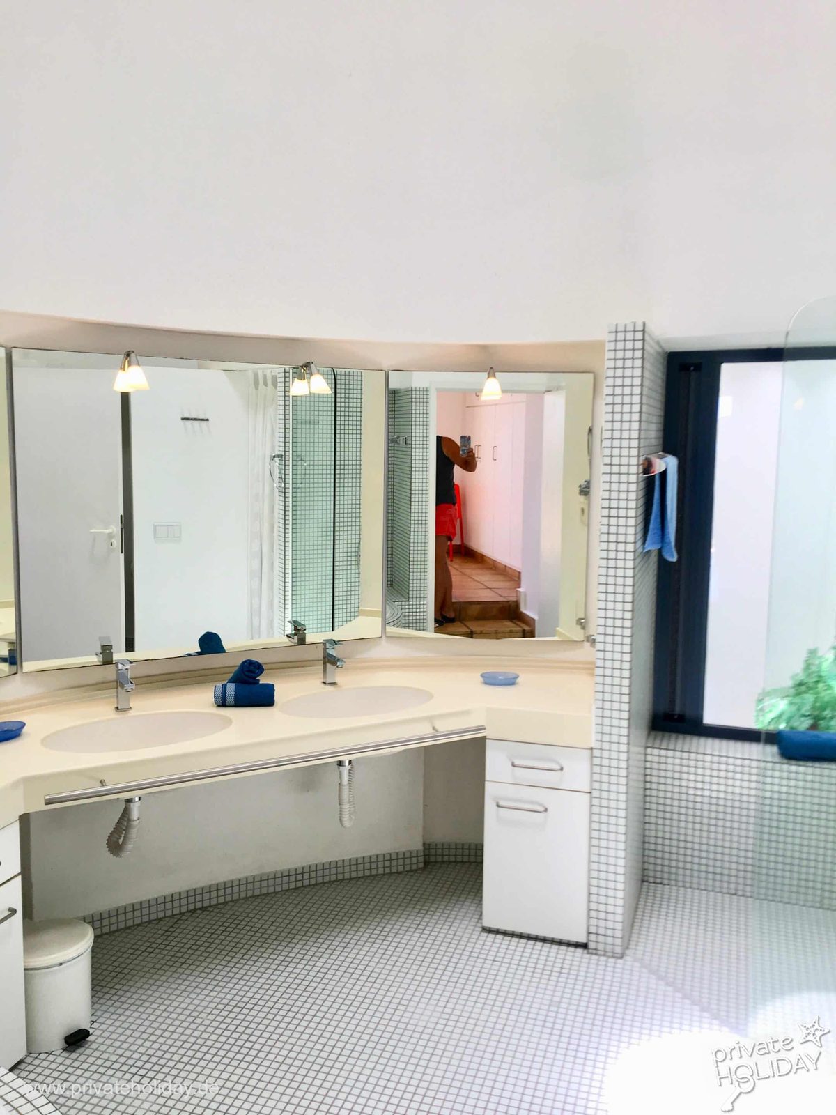 Modernes Badezimmer mit Doppelwaschbecken und Spiegelwand – Costa Calma, Fuerteventura