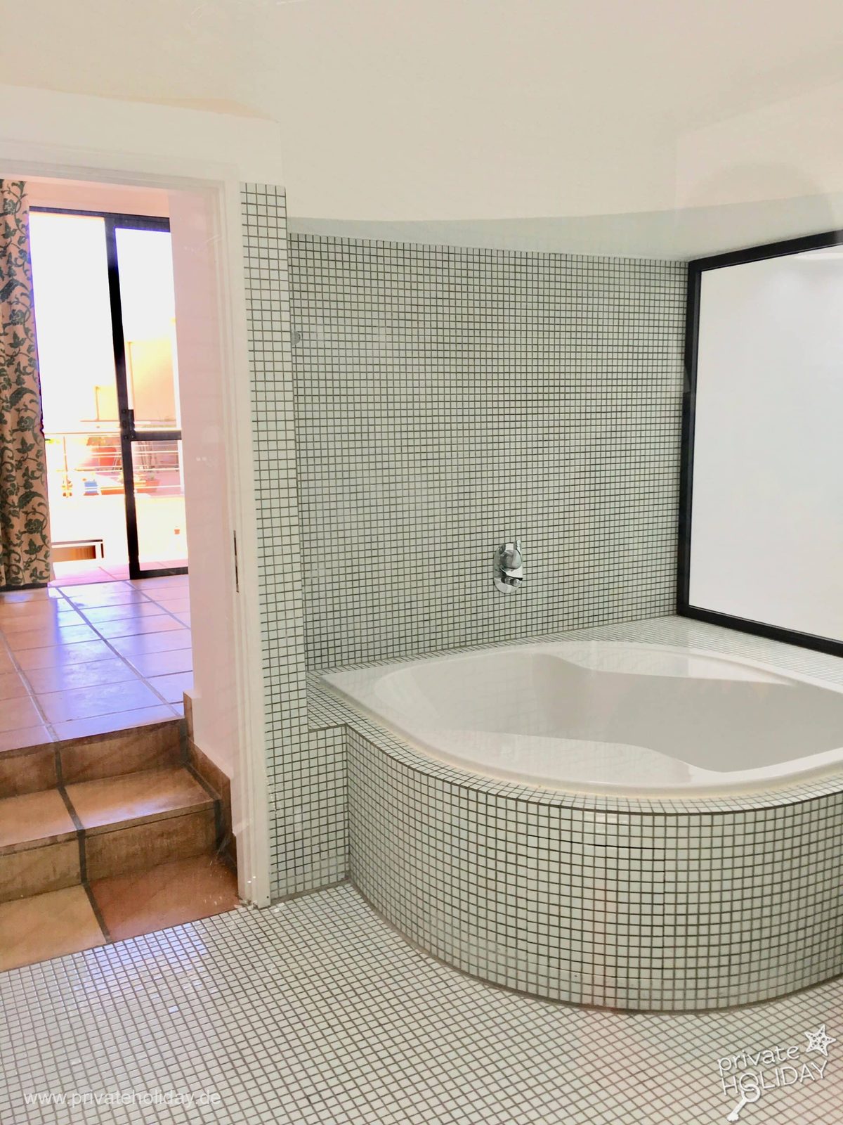 Badezimmer mit Eckbadewanne und Fliesenspiegel – Costa Calma, Fuerteventura