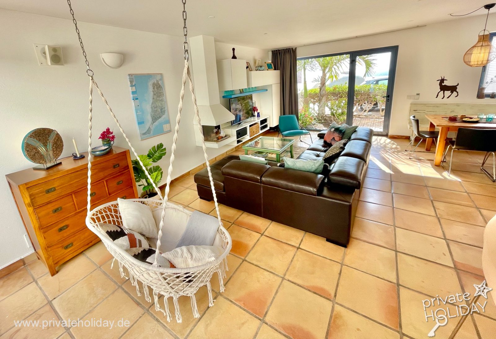 Salon avec fauteuil suspendu et porte-jardin – Costa Calma, Fuerteventura