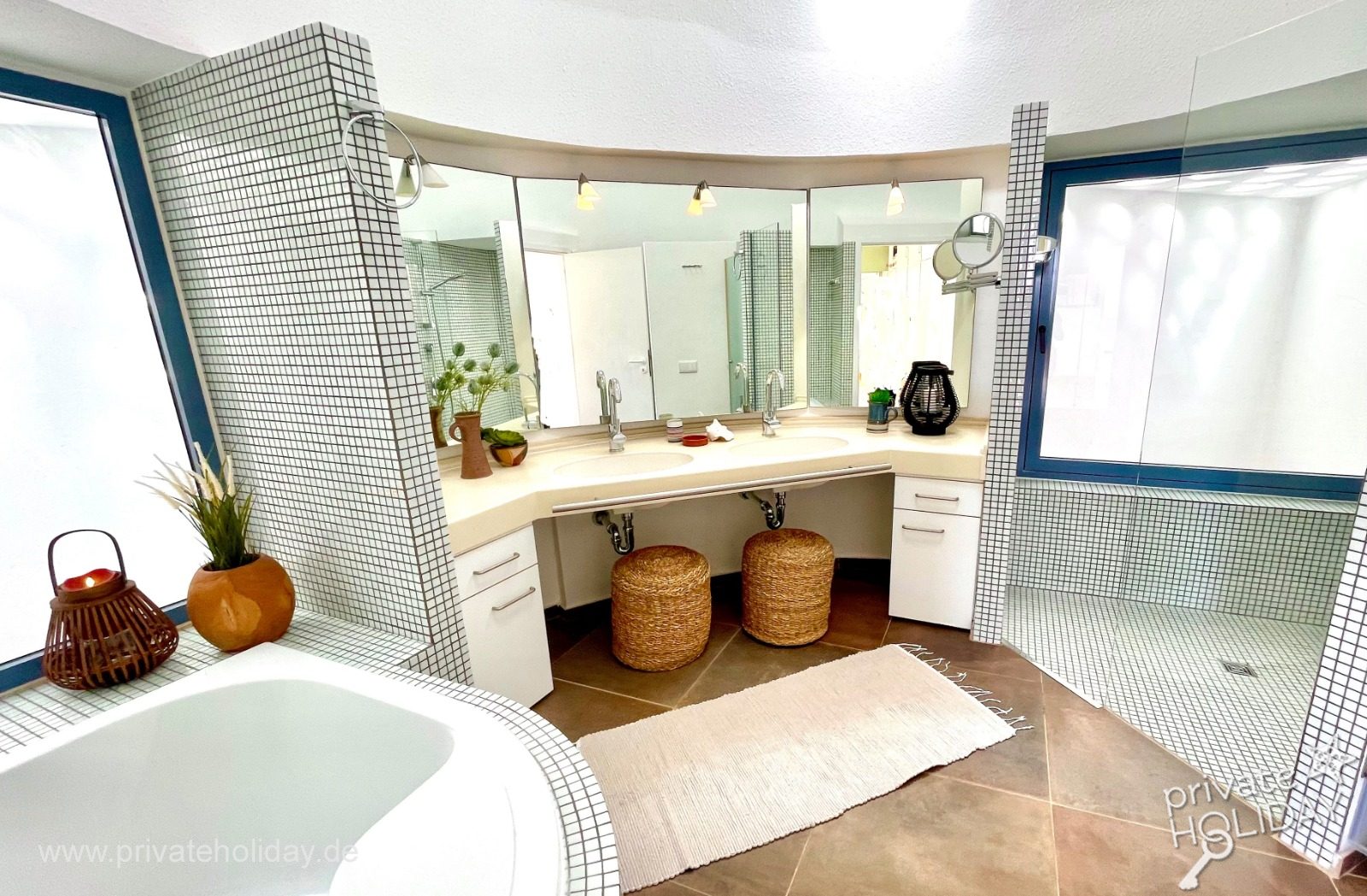 Salle de bain avec double vasque et baignoire – Costa Calma, Fuerteventura