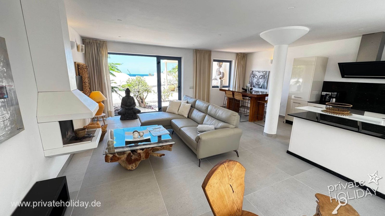 Soggiorno con divano ad angolo e porta finestra – Costa Calma, Fuerteventura