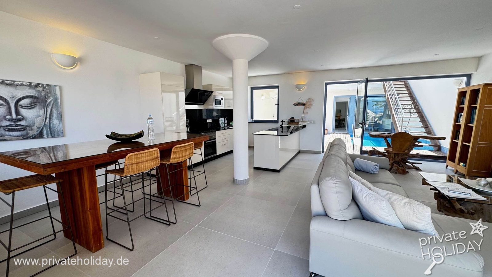 Zona giorno open space con tavolo e isola cucina – Costa Calma, Fuerteventura