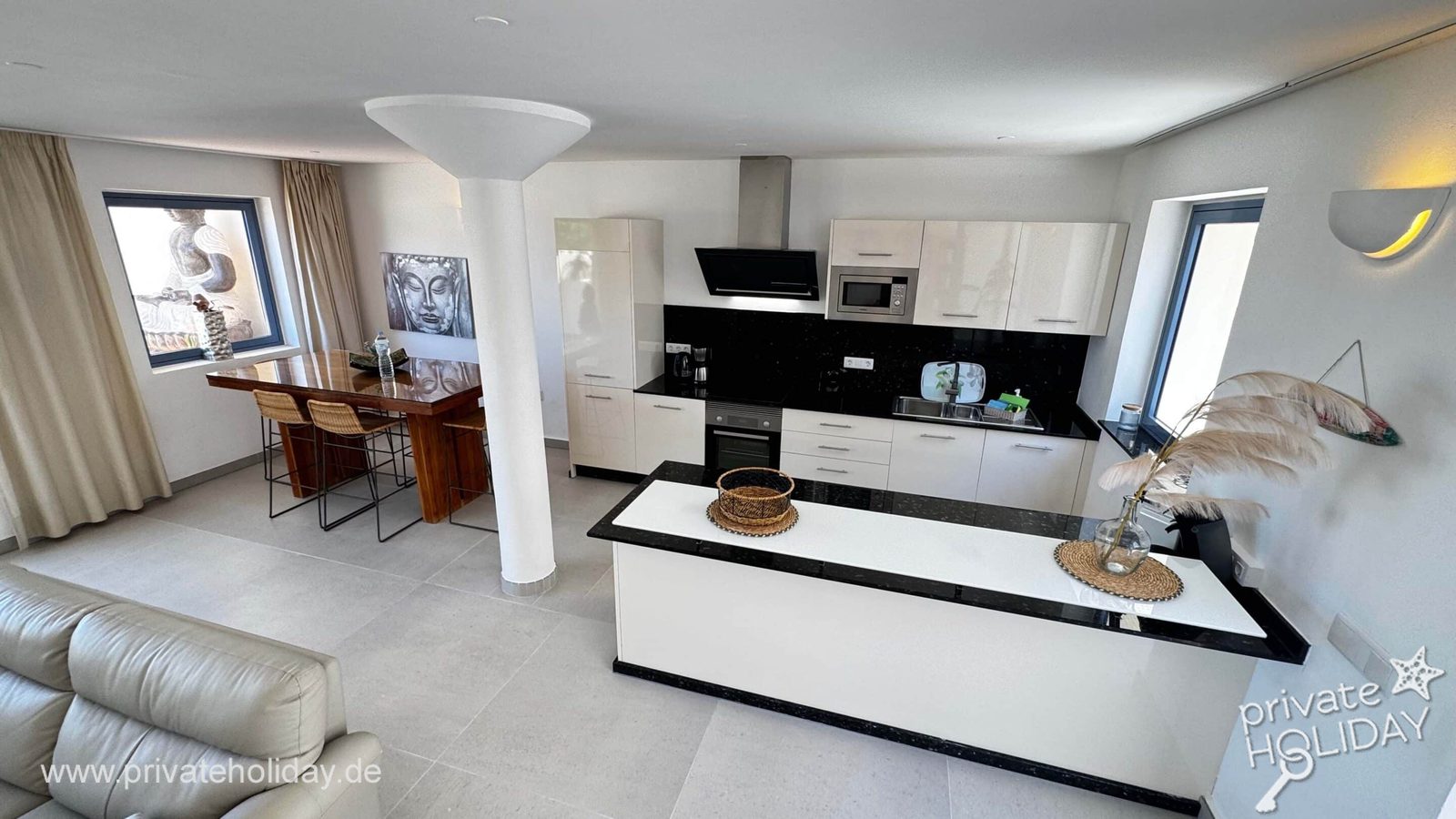 Zona giorno open space con cucina e tavolo – Costa Calma, Fuerteventura