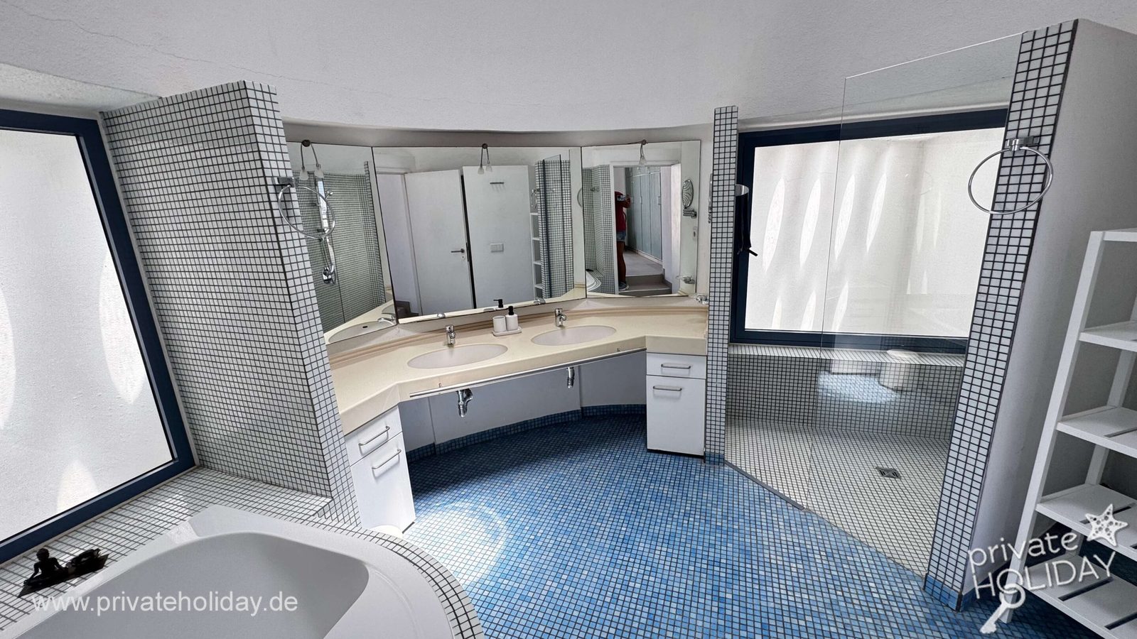Bagno moderno con doppio lavabo e doccia in vetro – Costa Calma, Fuerteventura