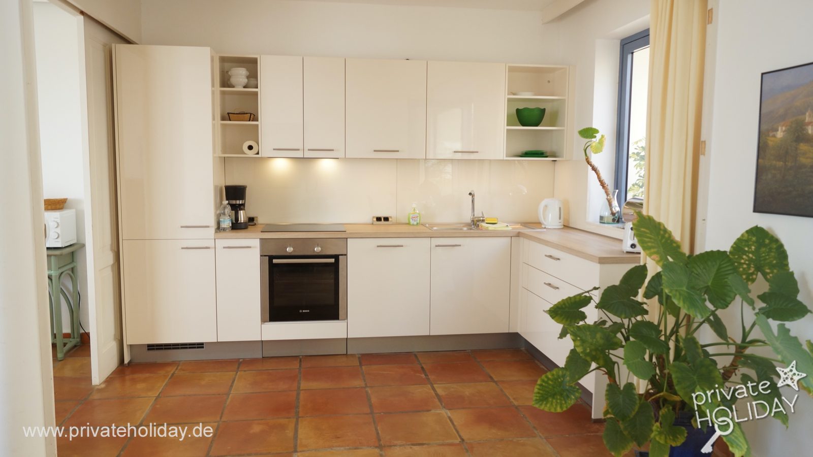 Cucina luminosa con arredi bianchi – Costa Calma, Fuerteventura