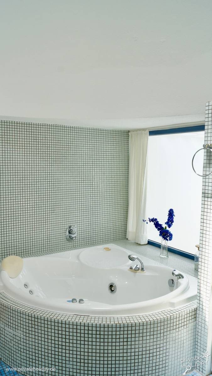 Bagno con vasca idromassaggio e finestra – Costa Calma, Fuerteventura