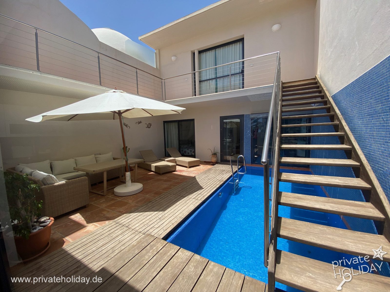 Patio con piscina y zona lounge – Costa Calma, Fuerteventura