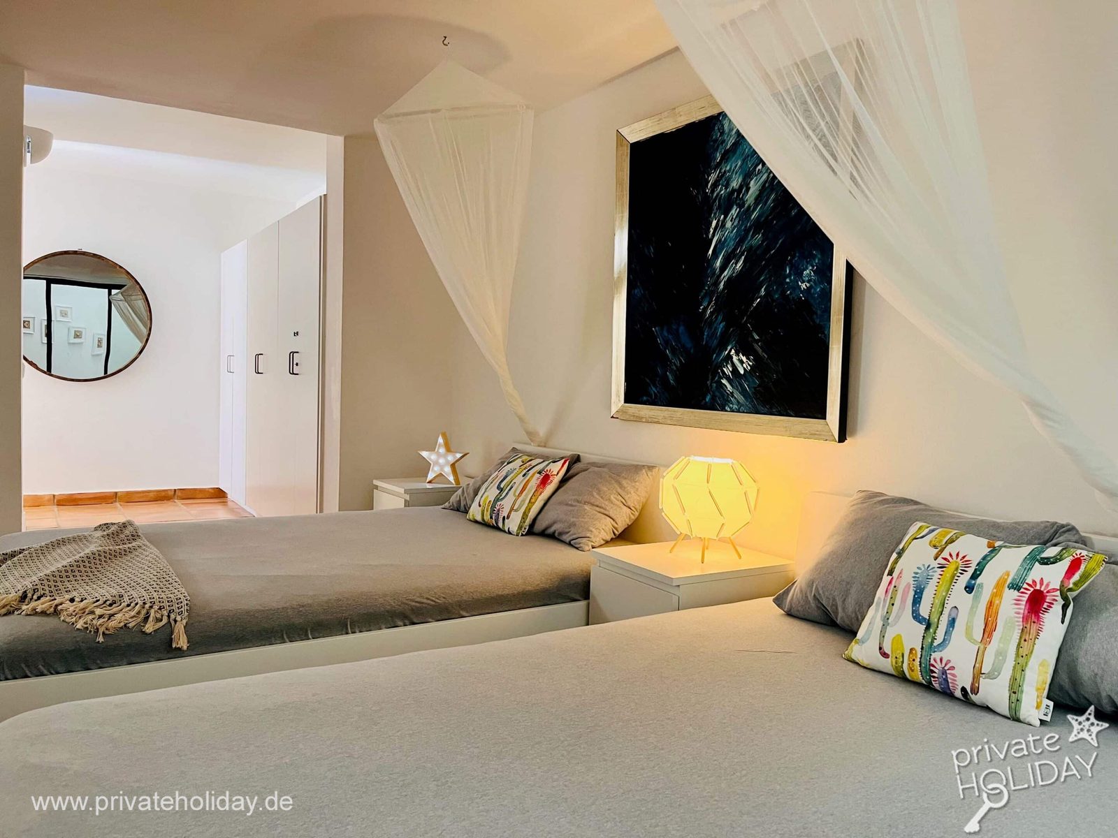 Chambre avec deux lits et lampe de chevet – Costa Calma, Fuerteventura